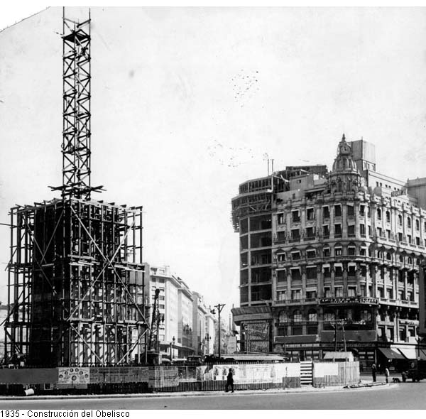 1935 - Construcción obelisco